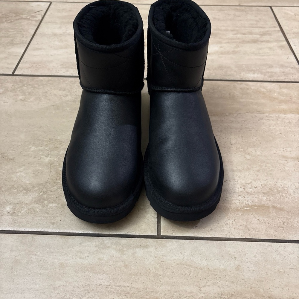 UGG CLASSIC MINI PEARLIZED LEATHER BLACK SHEEPSKIN WOMEN'S BOOTS SIZE US 9